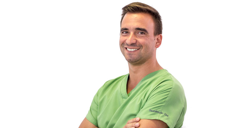 Dr. João Paulo Nunes é o médico dentista responsável pela área da Cirugia Oral, Periodontologia Cirurgica, Implantologia e Reabilitação oral
